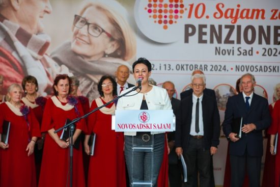 NOSEĆA FOTKA – Okupljenim posetiocima i zvaničnicima prilikom otvaranja Sajma u ime „Dunava“ obratila se Nikoleta Šubert, direktorka Direkcije za prodaju životnih osiguranja – Copy