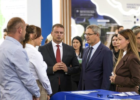 Marnina Bogunović, direktorka Glavne filijale Kompanije „Dunav osiguranje“ u Novom Sadu informisala goste o ponudi Kompanije na poljoprivrednom sajmu